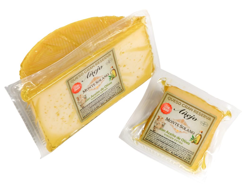Queso de mezcla añejo artesano Montesolano madurado en aceite de oliva virgen extra en formato de medio queso y cuña