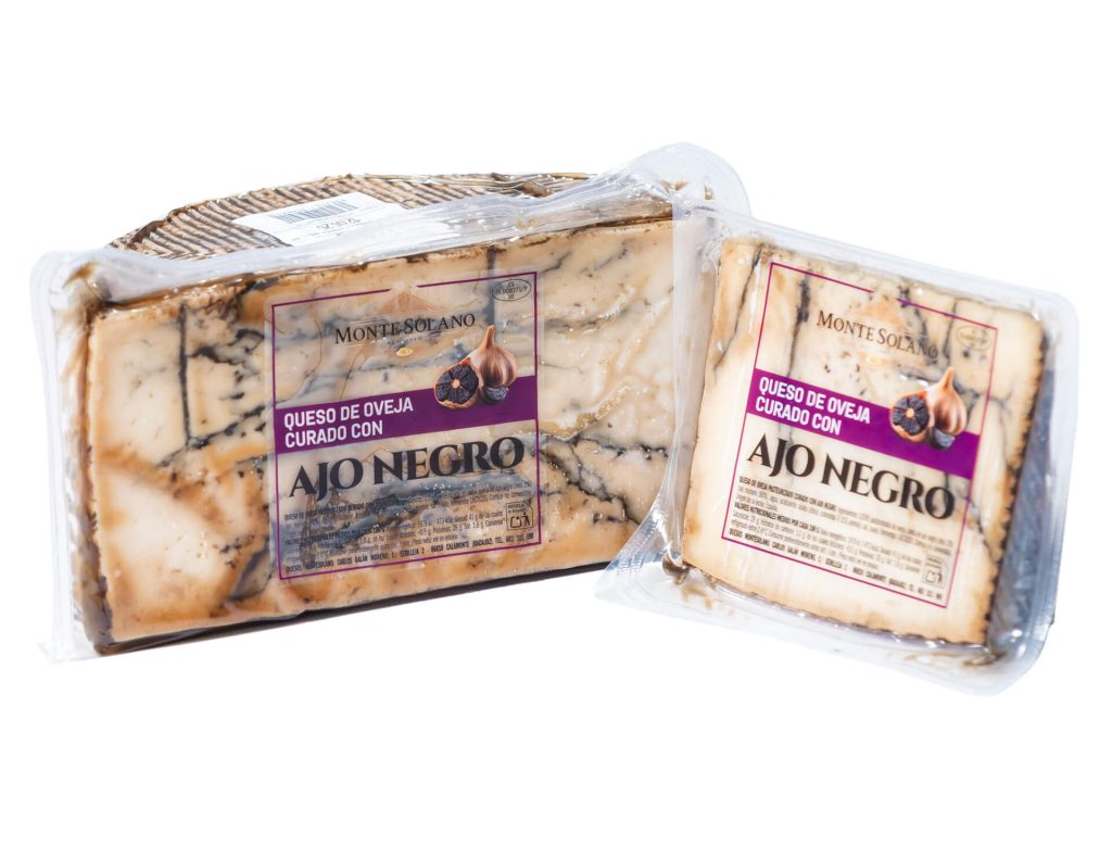 Queso de oveja curado artesano con ajo negro Montesolano en formato de medio queso y cuña